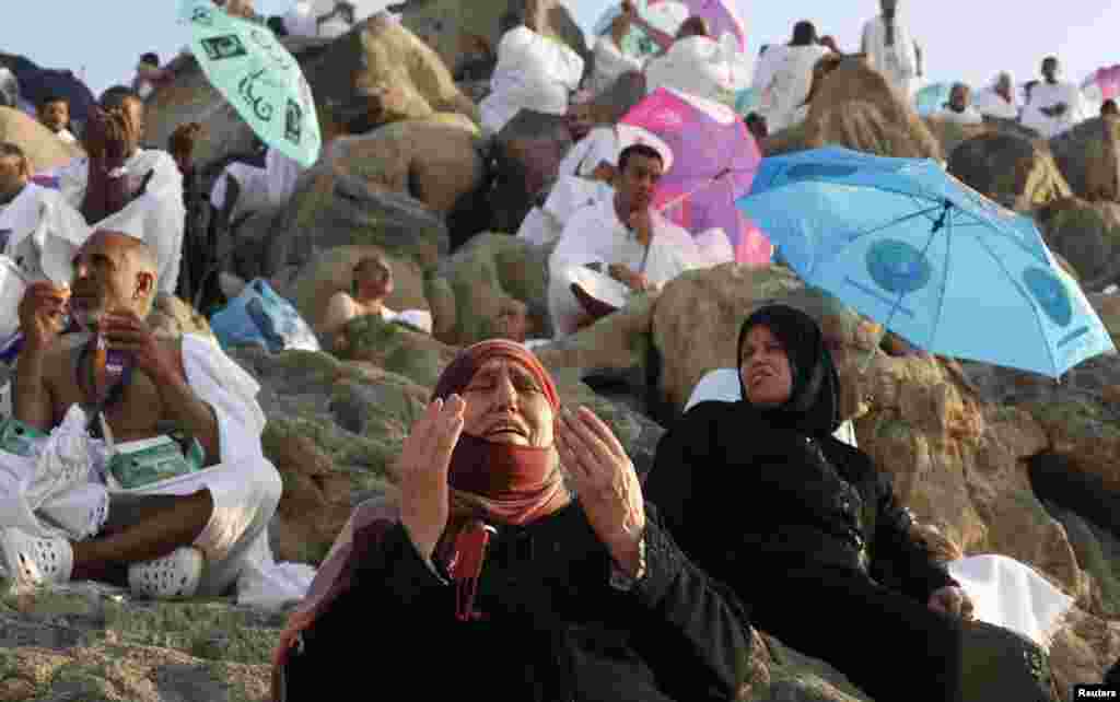 Stotine tisuća islamskih hodočasnika okupilo se na brdu Arafat, 14. oktobar 2013. Foto: REUTERS / Ibraheem Abu Mustafa
