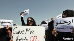 Бахрейндик демонстранттар Манамадагы АКШ элчилигинин маңдайына пикет уюштуруп, бийликтеги сулаленин кулатылышын талап кылышты жана АКШны бул "диктатордук режимди" колдоп эки жүздүү саясат жүргүзүп жатат деп айыпташты. 2011-жылдын 7-марты. REUTERS/Hamad I 
