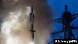 Ракетний есмінець класу «Арлі Берк» USS John Paul Jones (DDG 53) запускає ракету Standard Missile-6 (SM-6) під час бойових випробувальних стрільб системи озброєння Aegis у Тихому океані, 19 червня 2014 року
