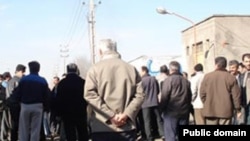 Workers in Arak protesting unpaid wages