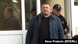 Gojko Raičević, urednik portala IN4S, pri izlasku iz policijske stanice u Podgorici 12. januara 2020. Saslušan je zbog sumnje da je objavio lažnu vijest. 