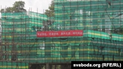 Строительство картонажной фабрики в Добруше ведется китайской строительной компанией. 10 июля 2015 года.