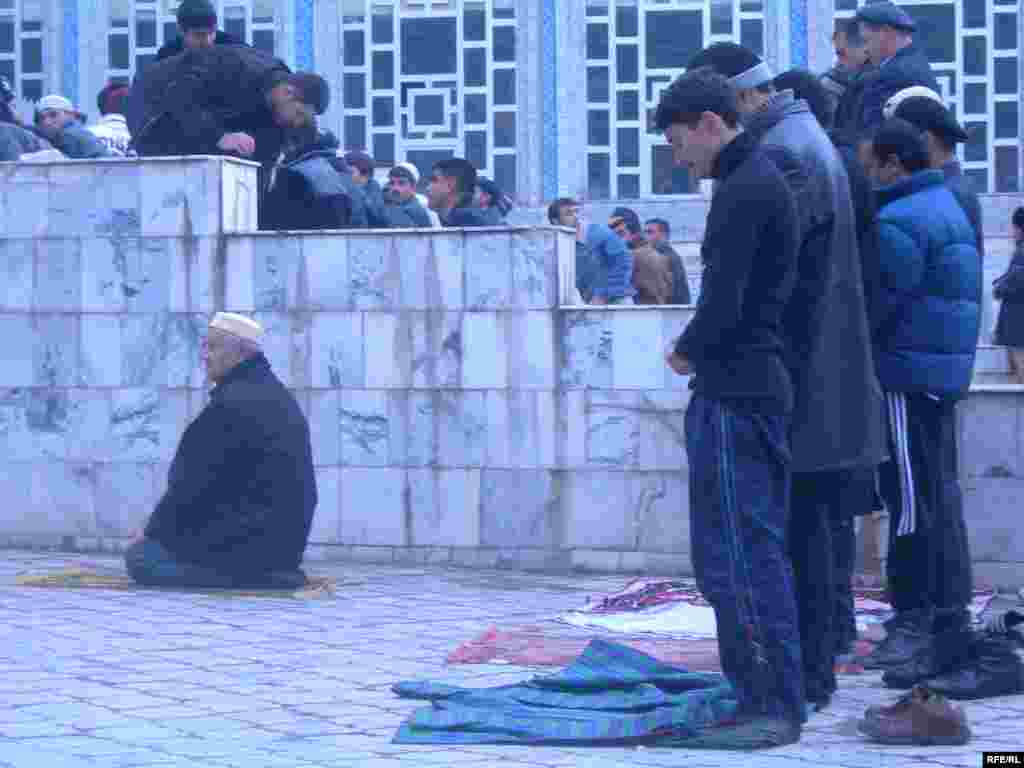 More and more young people are attending mosques. (Photos by RFE/RL)