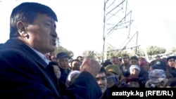 Osh region Governor Sooronbai Jeenbekov met with some of the protesters on November 9 and promised to try to find them land in the suburbs.