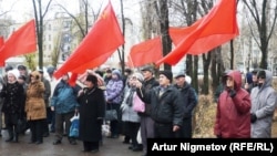 Активисты Коммунистической партии Казахстана на митинге по случаю 93-й годовщины революции 1917 года. Уральск, 6 октября 2010 года.