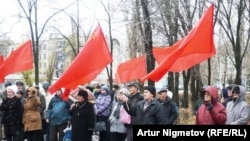 Активисты Компартии Казахстана на митинге по случаю годовщины Октябрьской революции 1917 года год назад.