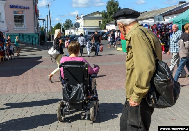 Інга на вуліцы. Вазок прыцягвае ўвагу мінакоў