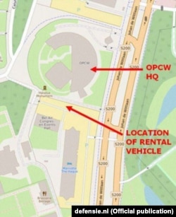 Красные стрелки указывают на штаб-квартиру ОЗХО (вверху) и место, где россияне припарковали машину с хакерским оборудованием в багажнике (внизу)