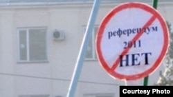 Дорожный знак, на котором написано «Референдум 2011 НЕТ». Тараз, 12 января 2011 года. С этим знаком житель Тараза Акыл Бейсембаев протестовал против предлагаемого референдума о продлении полномочий президента Нурсултана Назарбаева. Фото предоставлено жамб