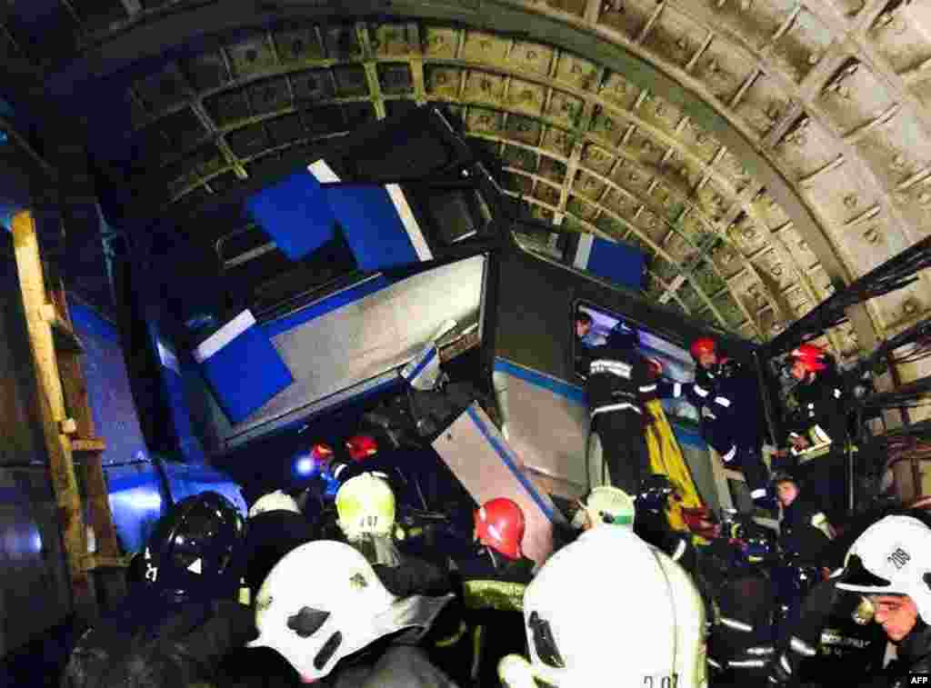 Rescuers work near a derailed subway train in a tunnel between Park Pobedy and Slavyansky Bulvar stations in Moscow on July 15. (AFP/ITAR-TASS/Varya Valovil)