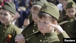 کودکان ملبس به یونیفورم نظامی در مراسم موسوم به رژه سربازان کوچک در روستوف-نا-دونو