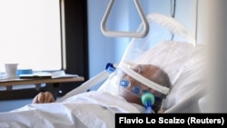 Muškarac u bolničkom krevetu zbog korona virusa, ilustrativan fotografija