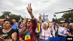 Учасники акції протесту в Кишиневі, 13 вересня 2015 року