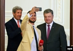 Украинский журналист делает селфи с госсекретарем Керри и президентом Порошенко
