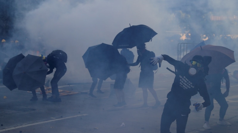 Hong Kongu i ndalon maskat në protesta