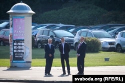 Кіраўнік ААЦ Андрэй Паўлючэнка (у цэнтры) рэдка зьяўляецца на публіцы