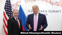 Russian President Vladimir Putin (left) and U.S. President Donald Trump are scheduled to take part in the G20 videoconference on March 26. (file photo)