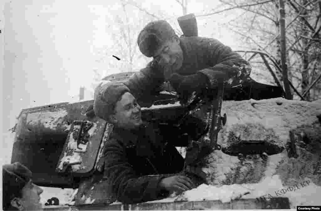 Панфиловцы на танке. 1941 год. Подмосковье.