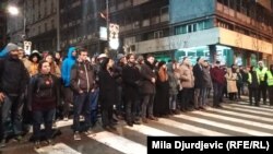 Učesnici protesta "1 od 5 miliona" ispred zgrade Ministarstva finansija, na čijem je čelu Siniša Mali
