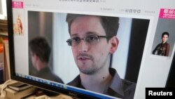 АҚШ Ұлттық қауіпсіздік агенттігінің қызметкері Эдвард Сноуденнің суреті. Пекин, 13 маусым 2013 жыл. 