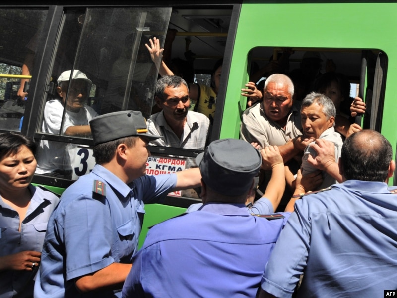 Полицейские сажают сторонников оппозиции в автобус. Бишкек, 29 июля 2009 года.