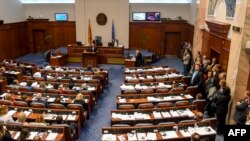 Ввечері 19 жовтня парламент Македонії 80 голосами «за» і 39 – «проти» проголосував за пропоновані урядом зміни з перейменування країни в Північну Македонію