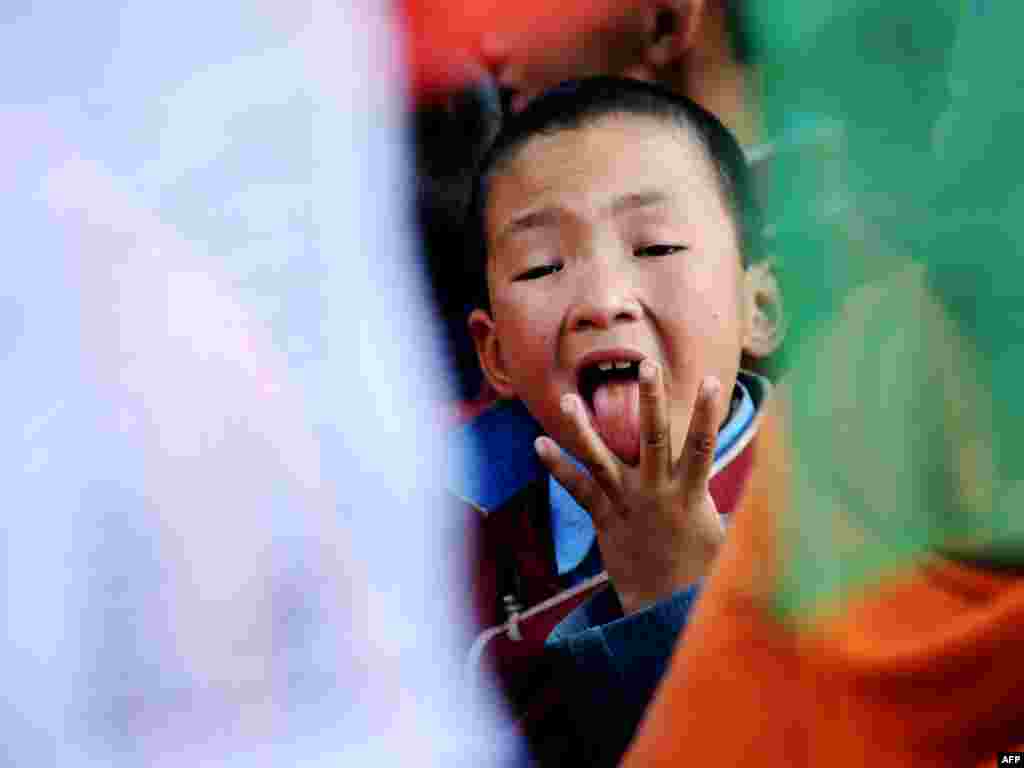 Хлопчык слухае казань тыбэцкага духоўнага лідэра Далай-Ламы ў Індыі