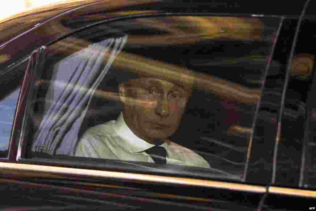 Франція &ndash; президент Росії Володимир Путін залишає Єлисейський палац після зустрічі і вечері з президентом Франції Франсуа Олландом, Париж, 5 червня 2014 року