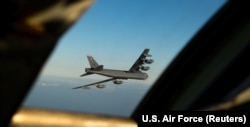 Bombardier american B-52 revenind la baza RAF Fairford din Anglia după un zbor de antrenament deasupra Norvegiei, 28 martie 2019.