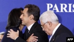 Francuski predsjednik Nicolas Sarkozy pozdravlja američku državnu tajnicu Condoleezzu Rice i palestininskog predsjednika Mahmouda Abbasa na početku donatorske konferencije za Palestinu, Paris, 17. decembar 2007