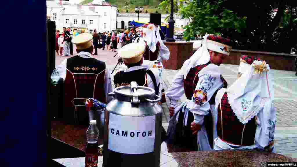 Уласна пра напоі на «Славянскім базары» таксама не забываюцца: амаль на кожным «падворку» можна з ранку да вечара выпіць піва, вулічныя харчовыя кропкі гандлююць і мацнейшымі напоямі. Каля пляцоўкі для выступаў самадзейных артыстаў, што на вуліцы Пушкіна, быў заўважаны і вялікі бідон з надпісам «Самагон».