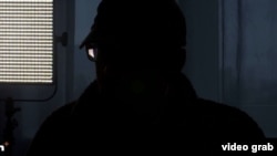 Скриншот из фильма, в котором бывший ФСБ-шник рассказывает немецкому телевидению о тайных операциях российских спецслужб