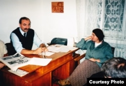У рэдакцыі беластоцкай «Нівы»: Яўген Мірановіч і Ганна Кандрацюк, 1990-я гады