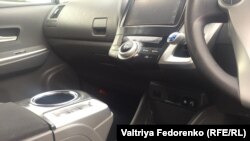 Kнопка модуля безопасности в салоне Toyota Prius Alpha