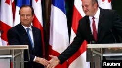 На снимке: президент Франции Франсуа Олланд (слева) и президент Грузии Георгий Маргвелашвили 