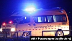 O ambulanță transportînd copiii salvați