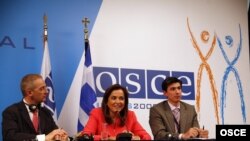 Делавекурас на состанок на ОБСЕ, лево од Дора Бакојани