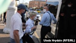 Затримання журналістки Білоруської служби Радіо Свобода Олександри Динько під час акції солідарності в Мінську, 19 червня 2020 року