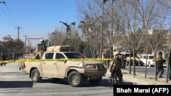 Силовики стоять біля місця вибухів у Кабулі, 28 грудня 2017 року
