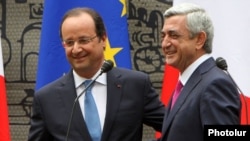 Armenia - President Serzh Sarkisian (R) and his French counterpart Francois Hollande attend a public ceremony in a Yerevan park, 13May2014.