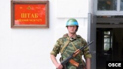 Soldat rus, de gardă la unitatea militară din Bender