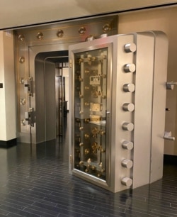 Vrata sefa u Pajn strit 20 upečatljivo podsećaju na bankarsku prošlost zgrade.