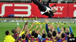 Архивска фотографија: Фудбалерите на Барселона ја прославуваат титулата во Лигата на шампиони фрлајќи го во воздух тренерот Јосеп Гвардиола на 28 март 2011 година на стадионот Вембли во Лондон. 