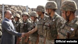 Министр обороны Армении Сейран Оганян встречается с военнослужащими (архив)