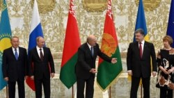 Arxiv fotosu: Soldan-sağa: Rusiya prezidenti Vladimir Putin, Belarus prezidenti Alyaksandr Lukashenka və Ukrayna prezidenti Petro proshenko Minskdə keçirilən görüş zamanı foto çəkdirərkən. 26 avqust 2014-cü il.