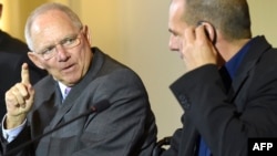 Wolfgang Schaeuble la o conferință de presă comună cu Yanis Varoufakis în februarie 2015