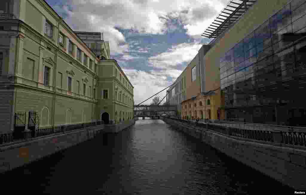 The Mariinsky Theater complex straddles the Kryukov canal in downtown St. Petersburg, with the old (left) and new theaters connected by a glass gangway.