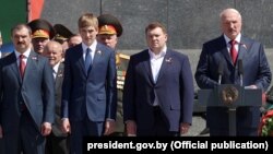  Віктар, Мікалай, Дзьмітрый, Аляксандар Лукашэнка (зьлева направа). Архіўнае фота