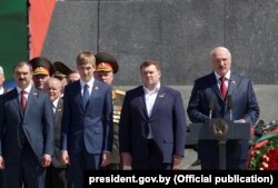 Аляксандар Лукашэнка з сынамі 9 траўня 2018 году.