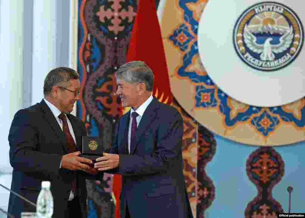 Kyrgyzstan - Bishkek, President Atambayev awards heroes who have saved during Osh events of 2010 people of different nationalities, 10. 06. 2015